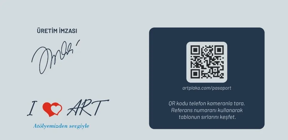 Tablonun arkasındaki üretim imzası ve artplaka.com/pasaport QR kodu