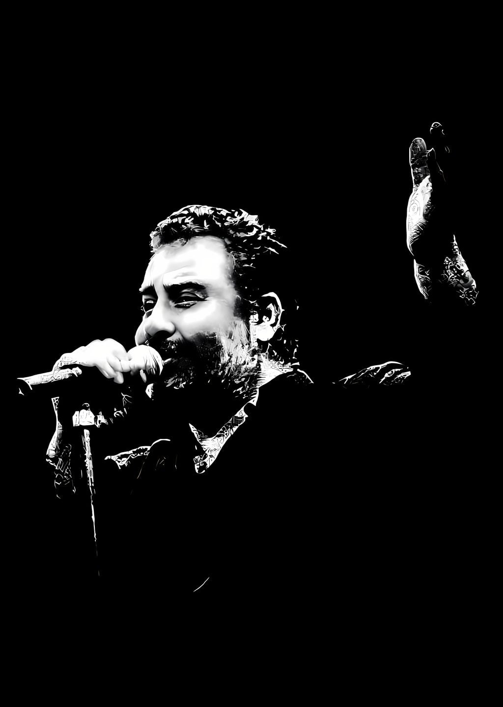 Bir şarkıcı mikrifon tutarak