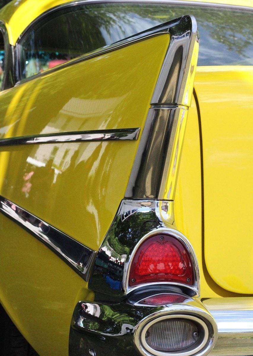 1957 Chevrolet Bel Air: Klasik Sarı Araba