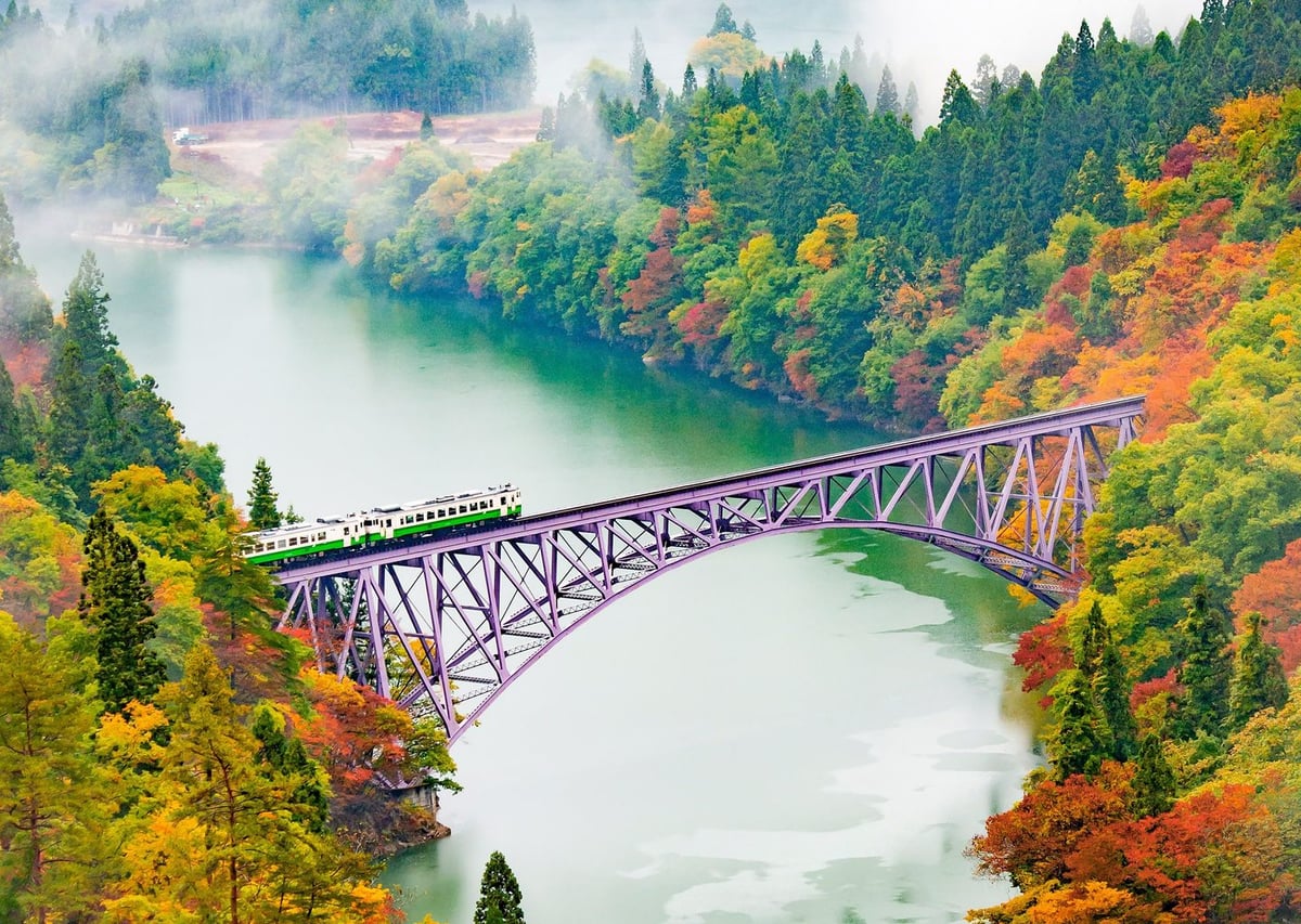 Japonya'da Tren Köprüsü: Sonbahar Manzarası