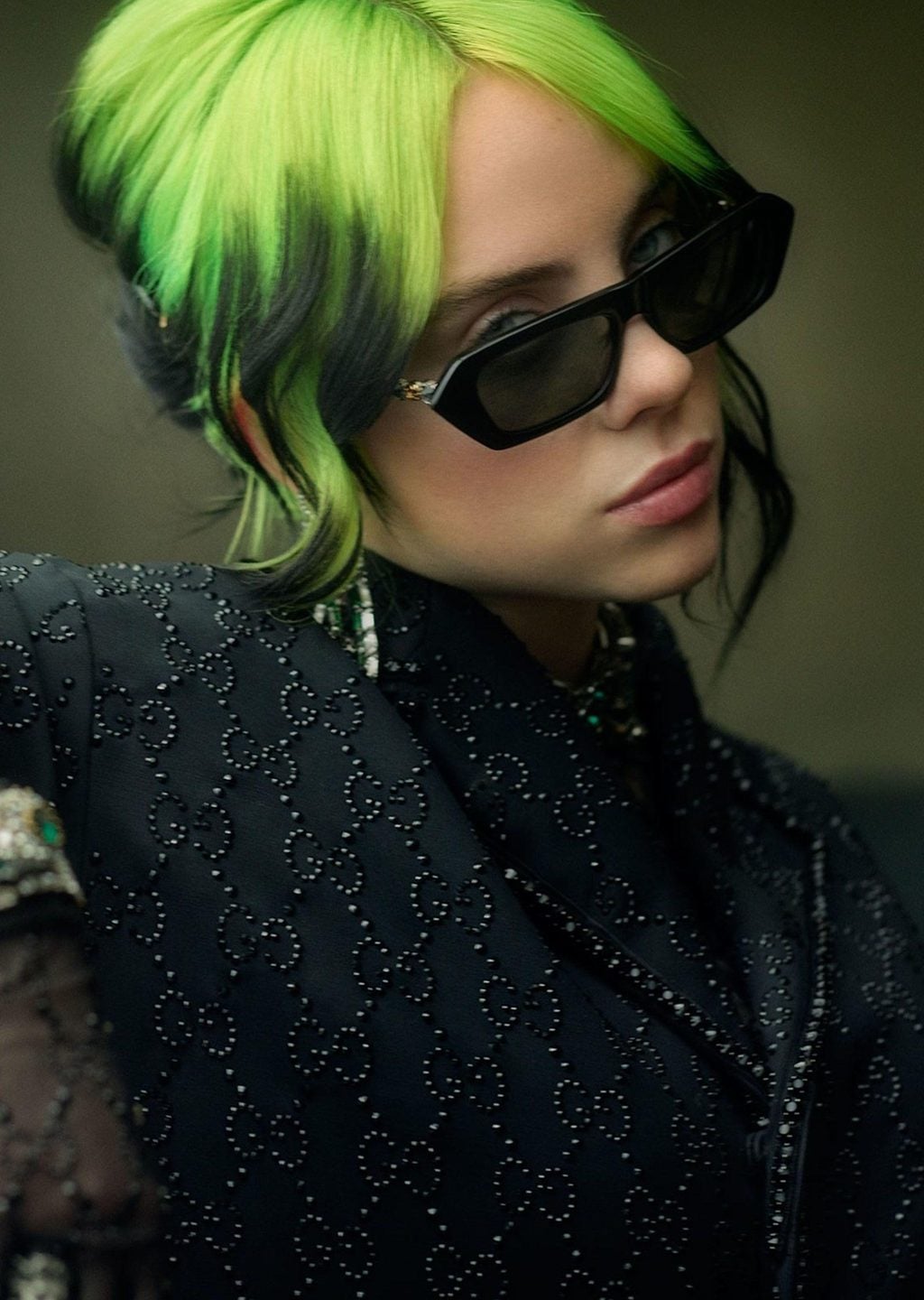 Billie Eilish: Neon Yeşil Saç Portresi
