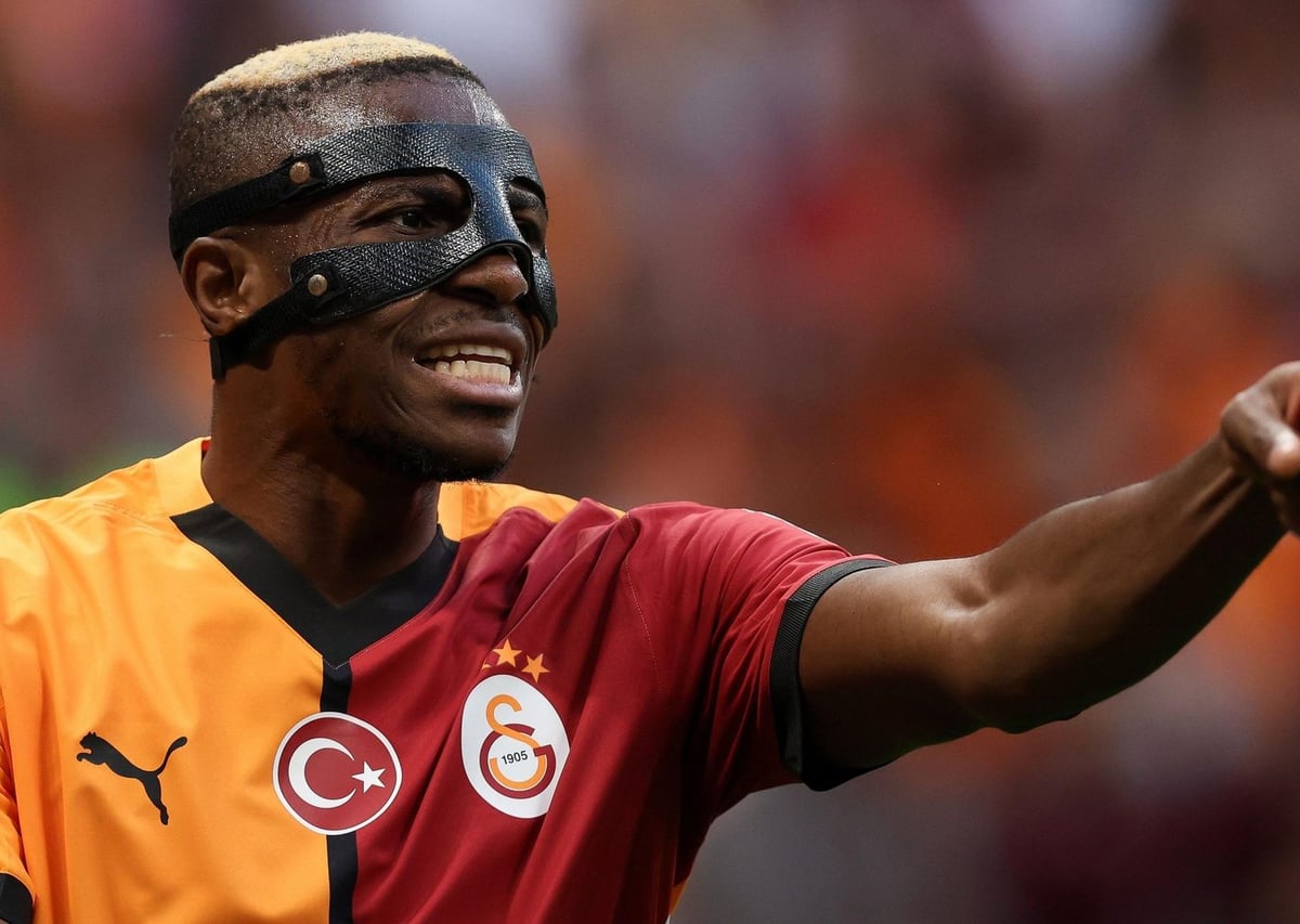 Galatasaray'lı Futbolcu Yüz Maskesiyle